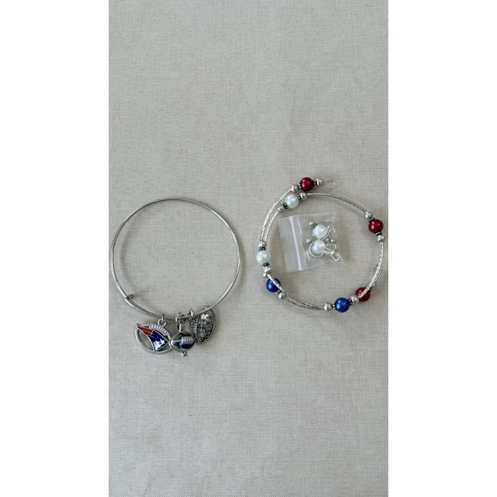 Patriots Charm Bracelet Lot‎ 3pc Football Fan Beaded Bangle Earrings Set